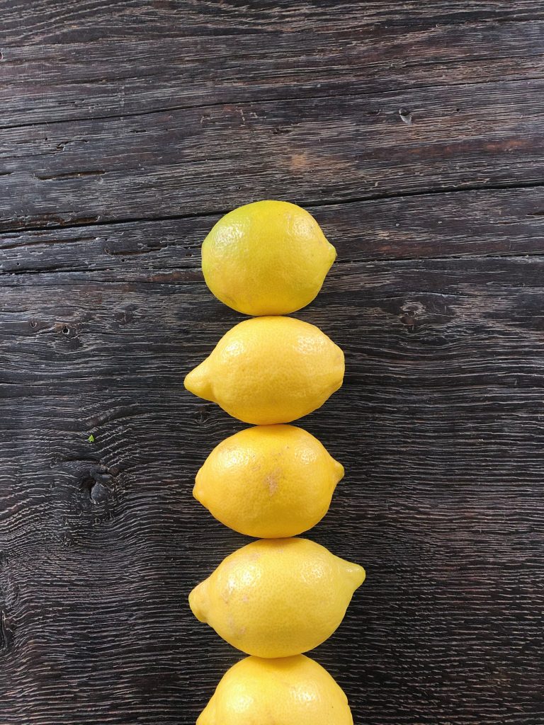 quinoa-opskrift-med-masser-af-citronsaft-citoner-lagt-pa-raekke