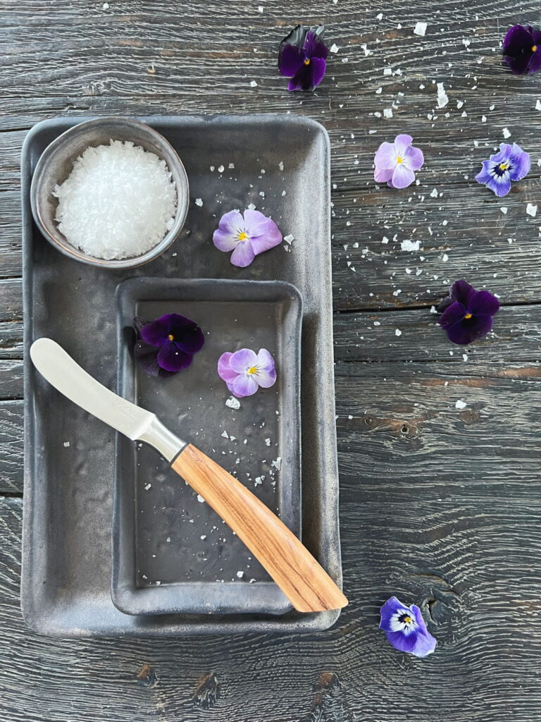 fad fra badass som blomstersmør skal serveres på