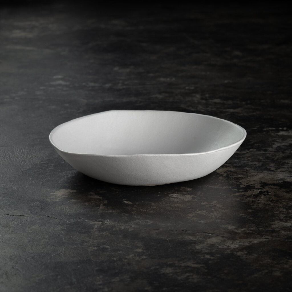 hvid skål fra brandet badass med sort baggrund brugt til en tztziki salat