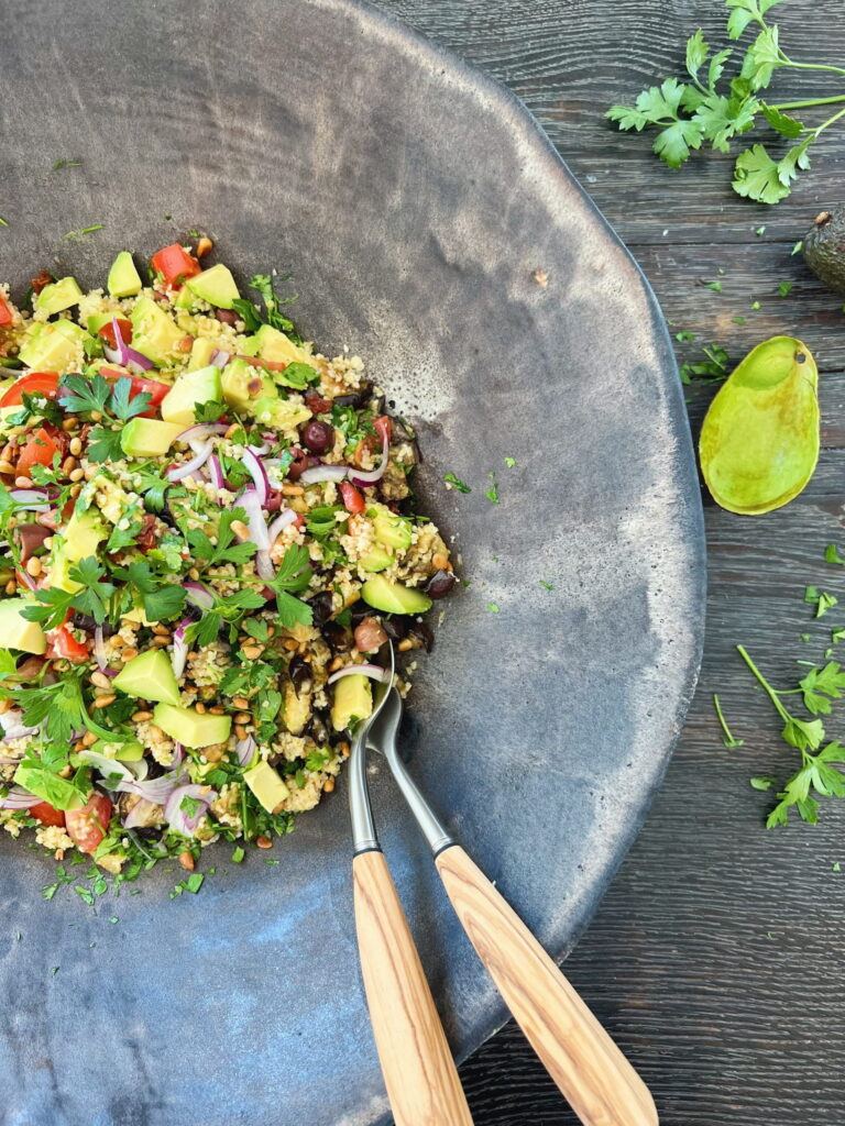 bulgursalat hvor der blandt en masse andet grønt er avocados i