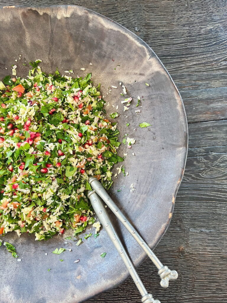 bulgursalat hvor bulgur er delvis skiftet ud med blomkålsris