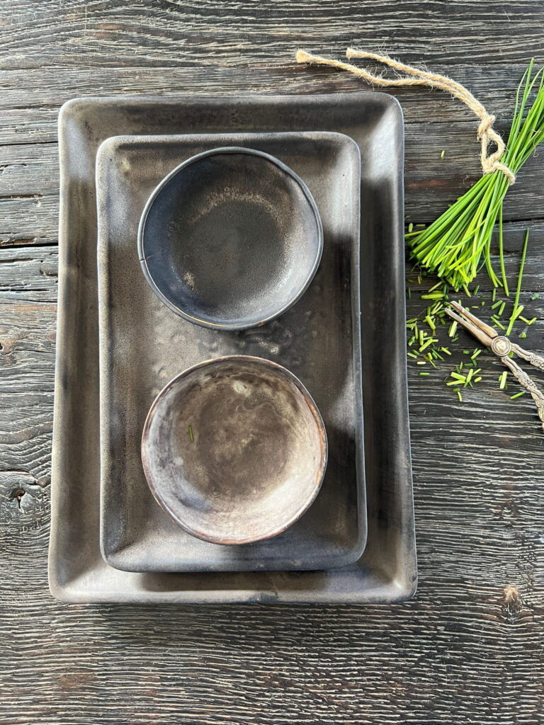makrelmousse sproed rugbroedscrumble portionsanrettet skal serveres på badass keramik