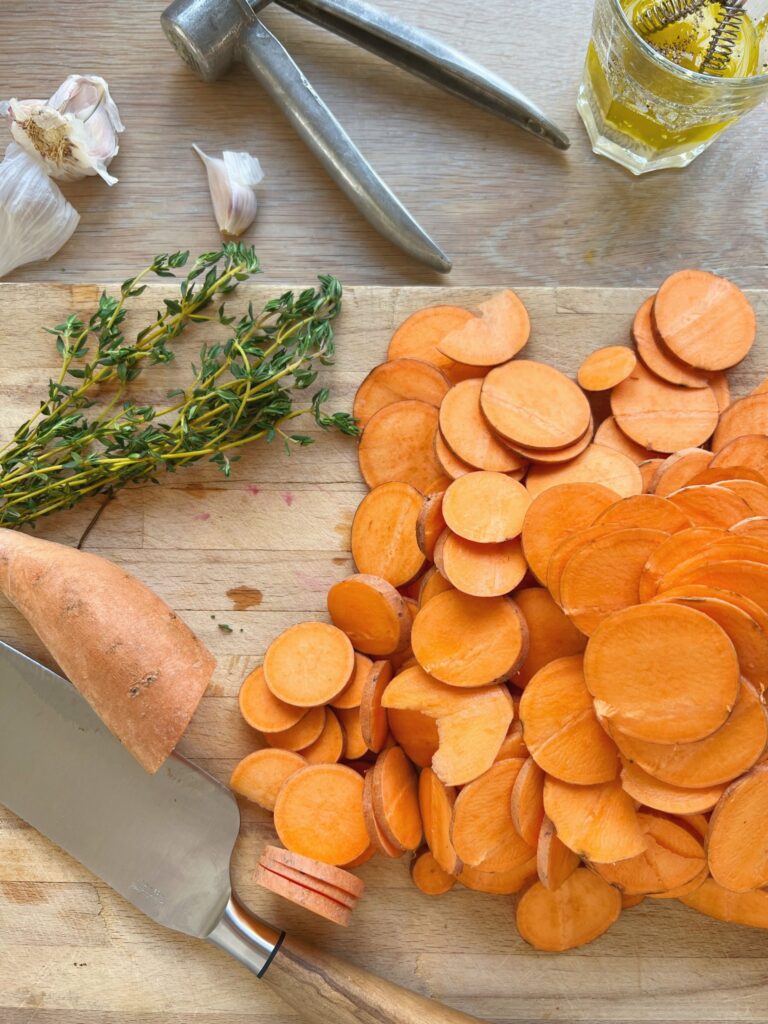 de søde kartofler skæret i skiver inden de skal bages - bagte søde kartofler