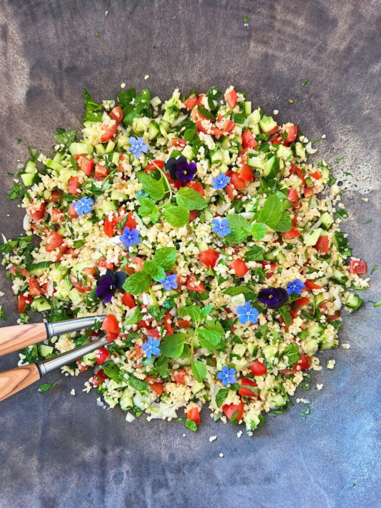 klassisk libanesisk bulgursalat også kaldet en tabouleh salat vist tæt på
