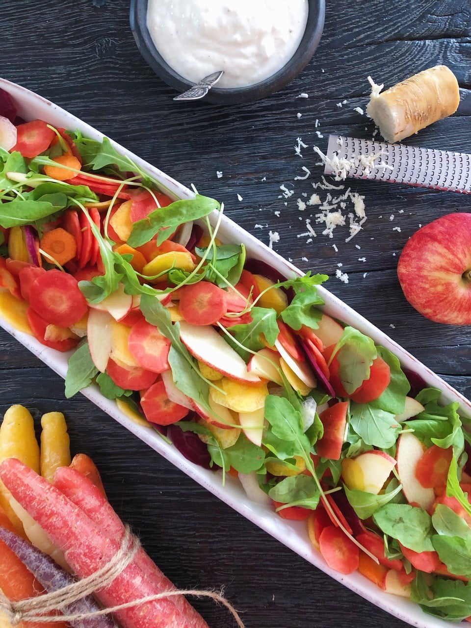 salatboden-salat-med-guleroedder-aebler-rucola-og-peberrodsdressing