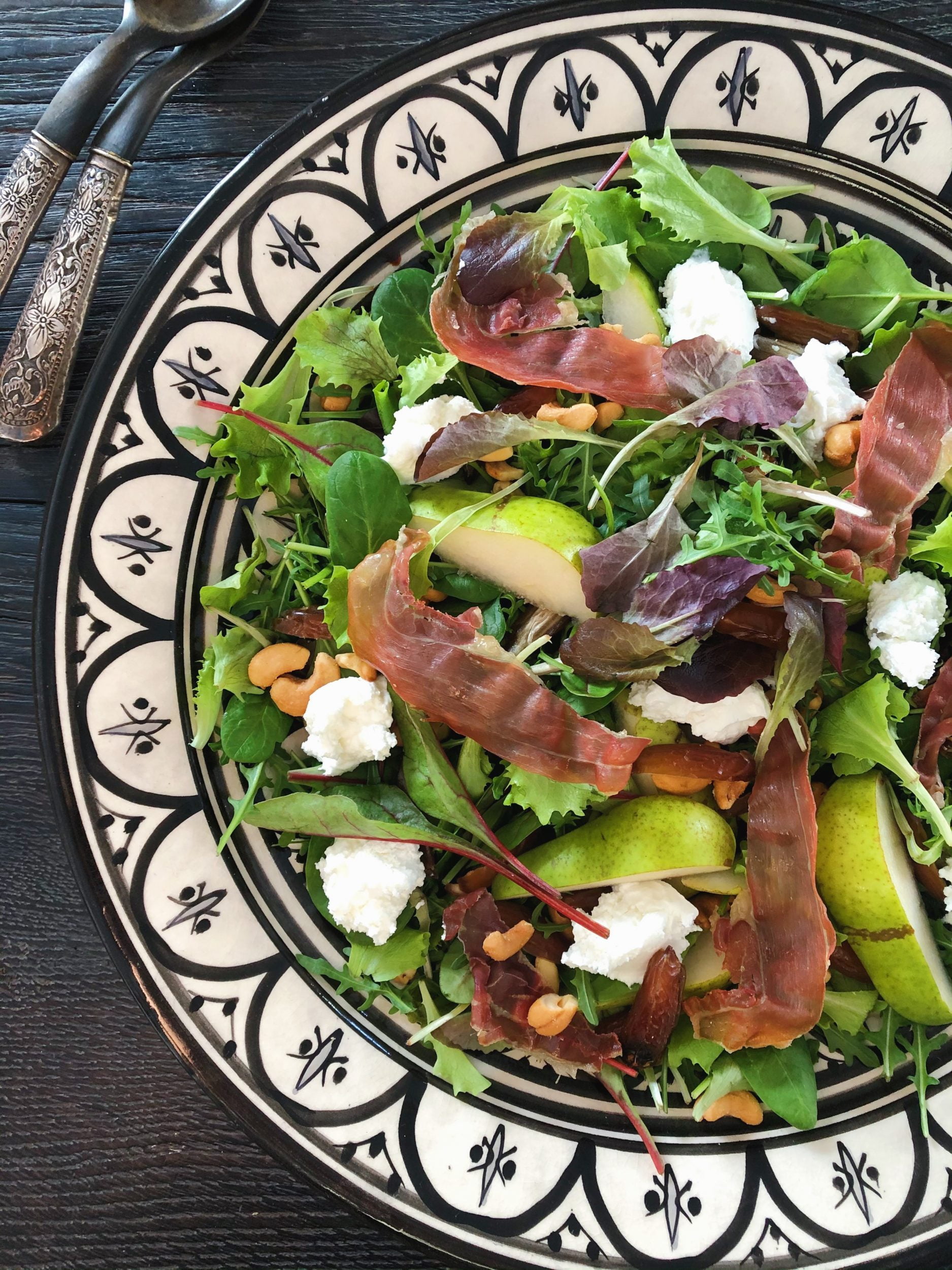 Salat med dadler, pærer, sprød parmaskinke & cremet gedeost