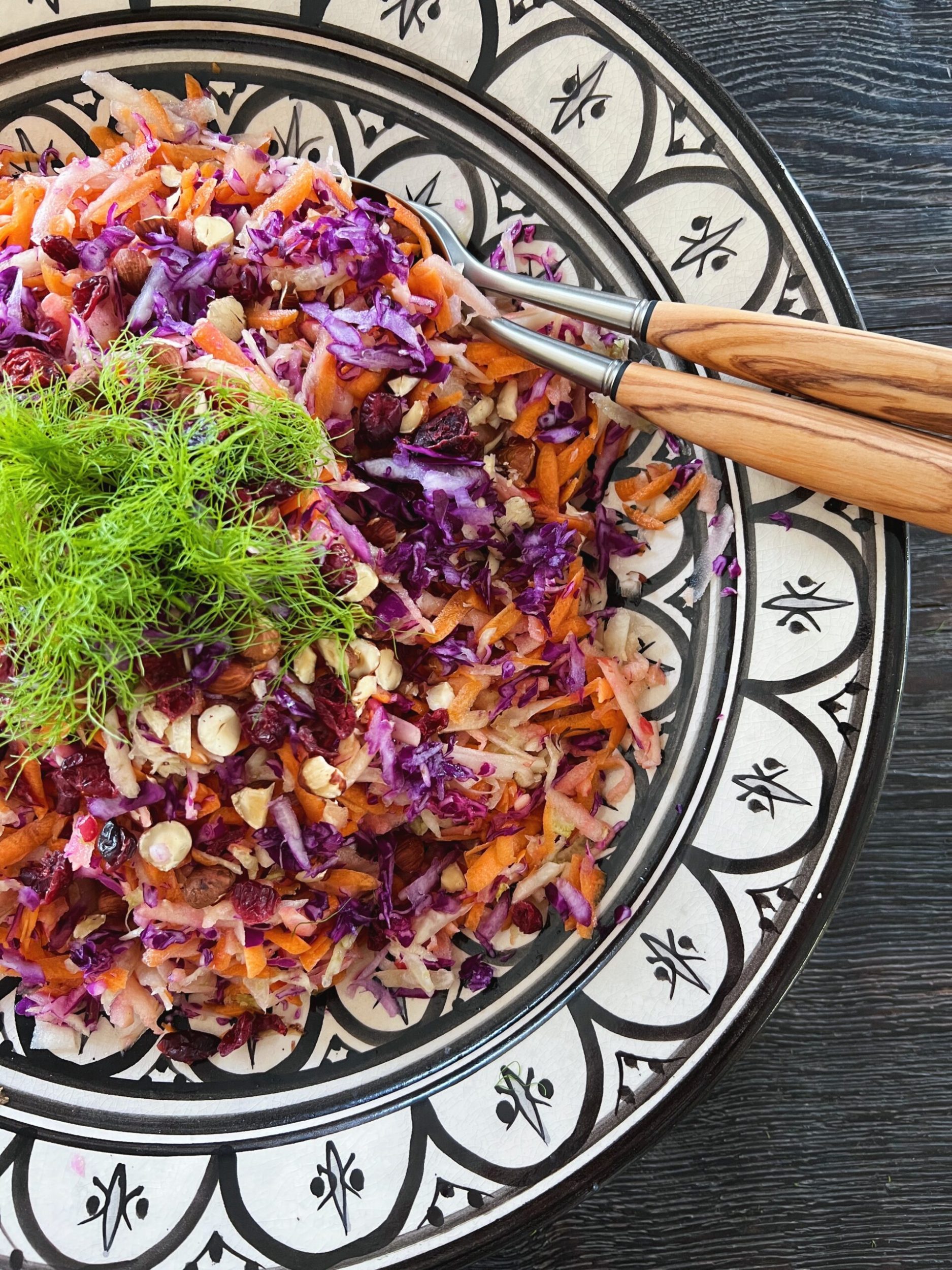 Råkostsalat med spidskål, æbler & flere sprøde grøntsager