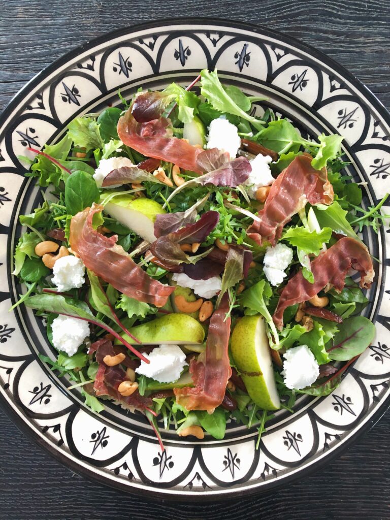 dadelsalat med sprød parmaskinke