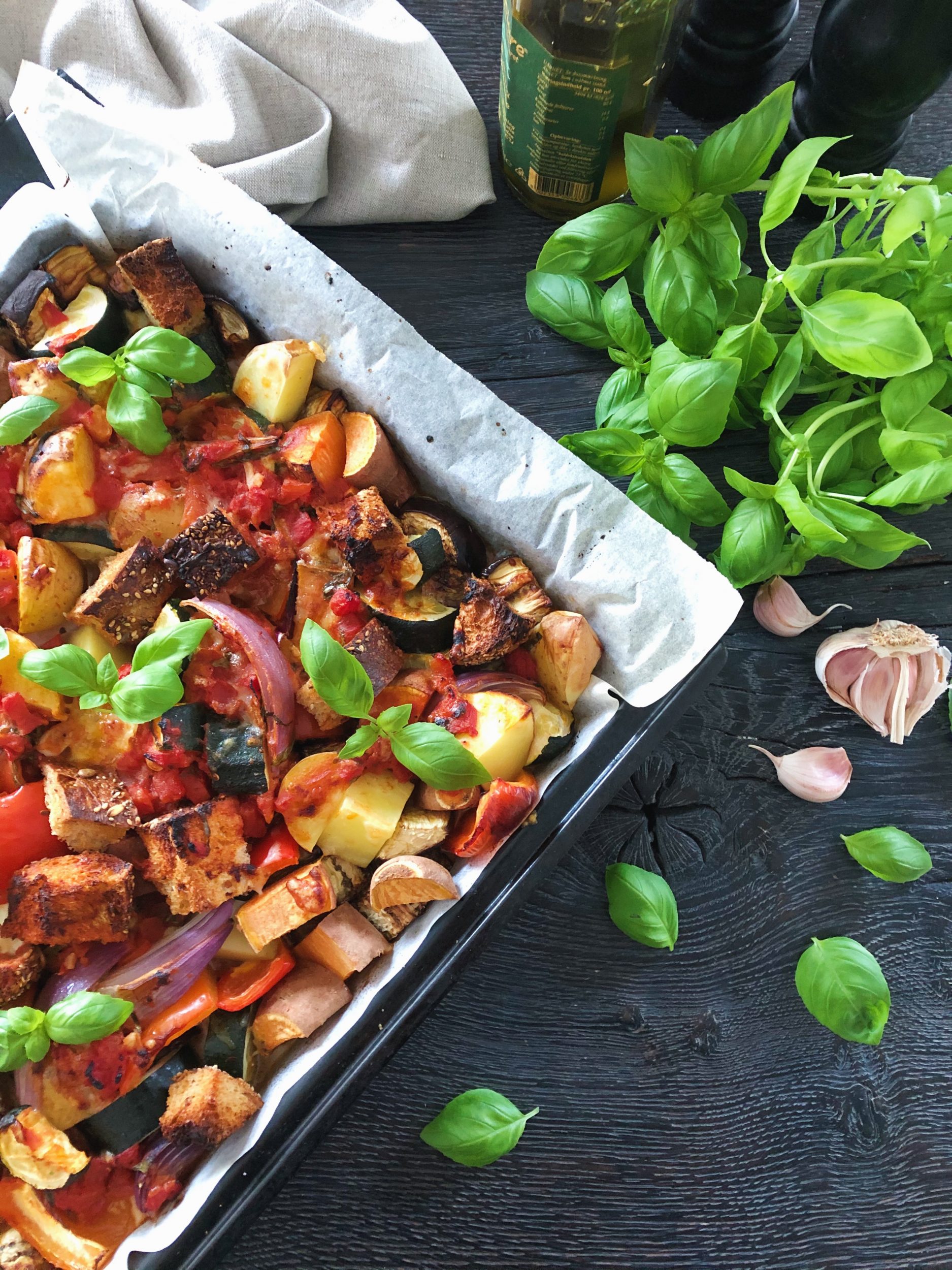 Ovnbagte grøntsager med tomatsovs & mozzarella