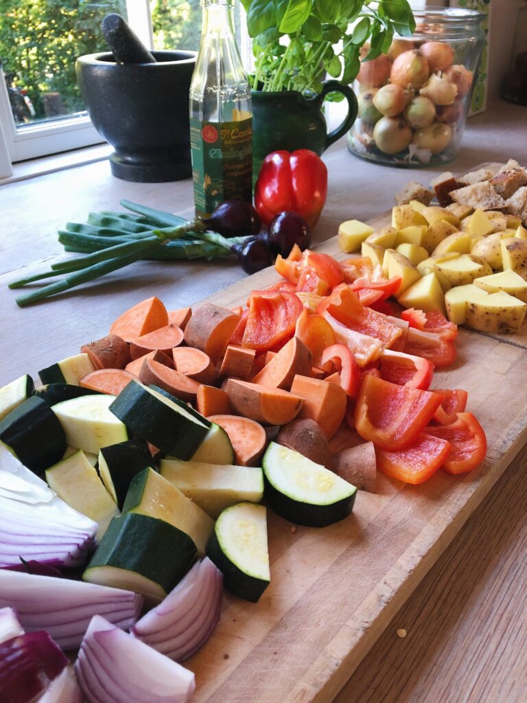 Grøntsager skåret i grove tern til ovnbagte grøntsager