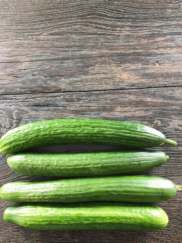 agurker og spidskål skal i tzatziki salat