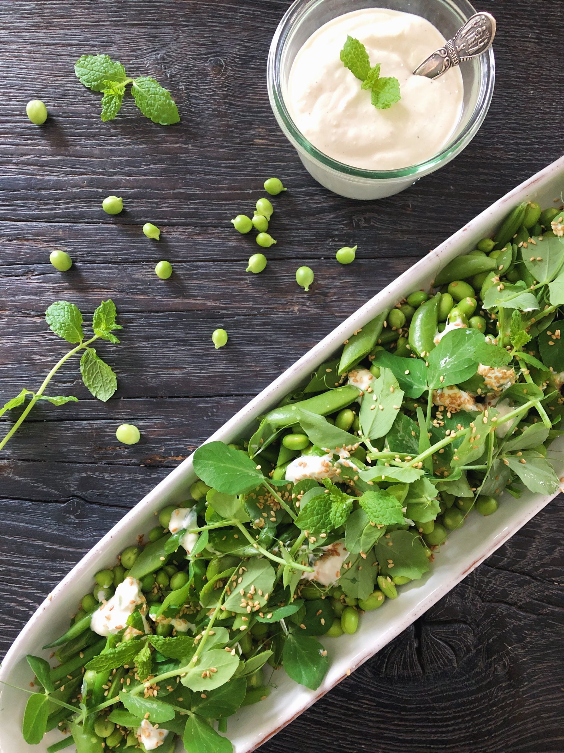 Bælgfrugtsalat med cremet fetadressing og ristede sesamfrø