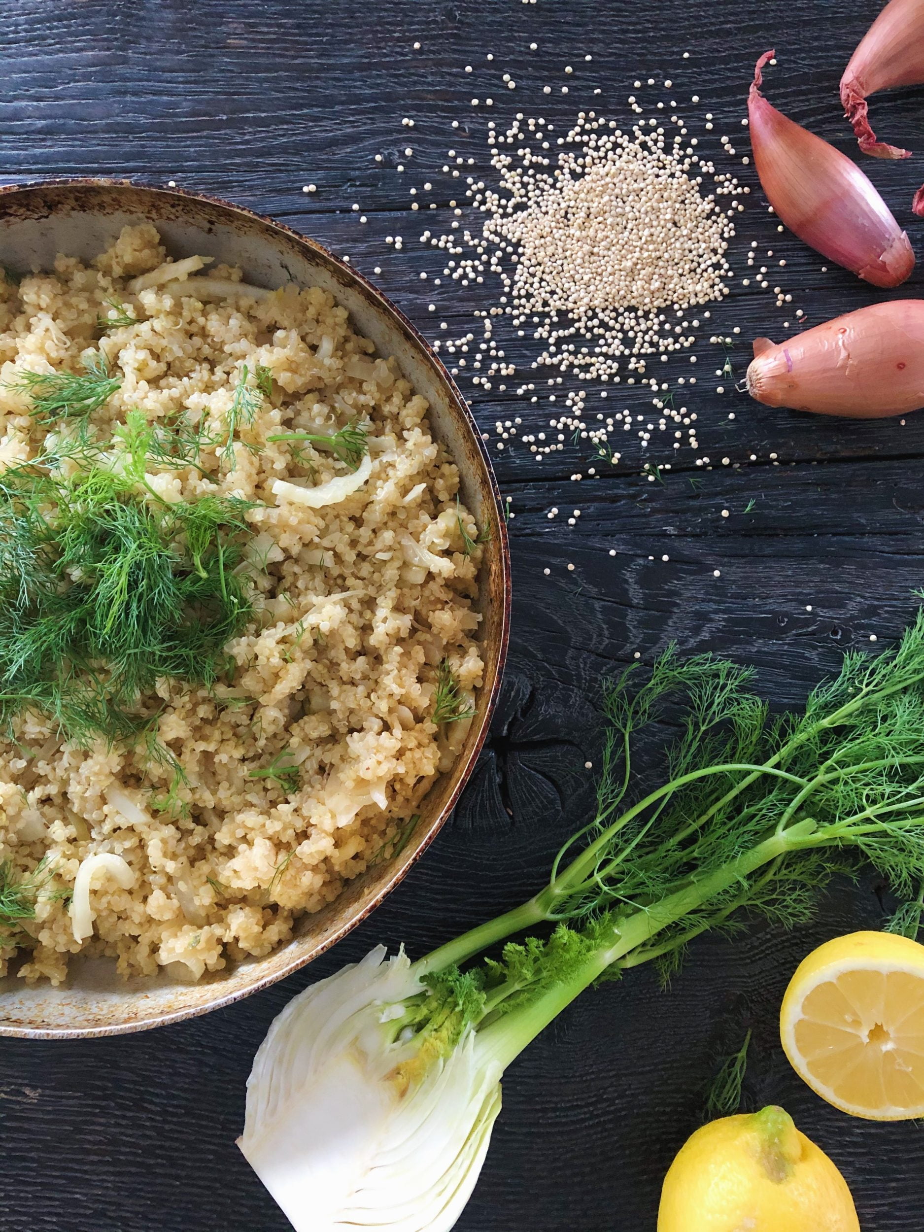 quinoa med løg fennikel citron og valnoedder