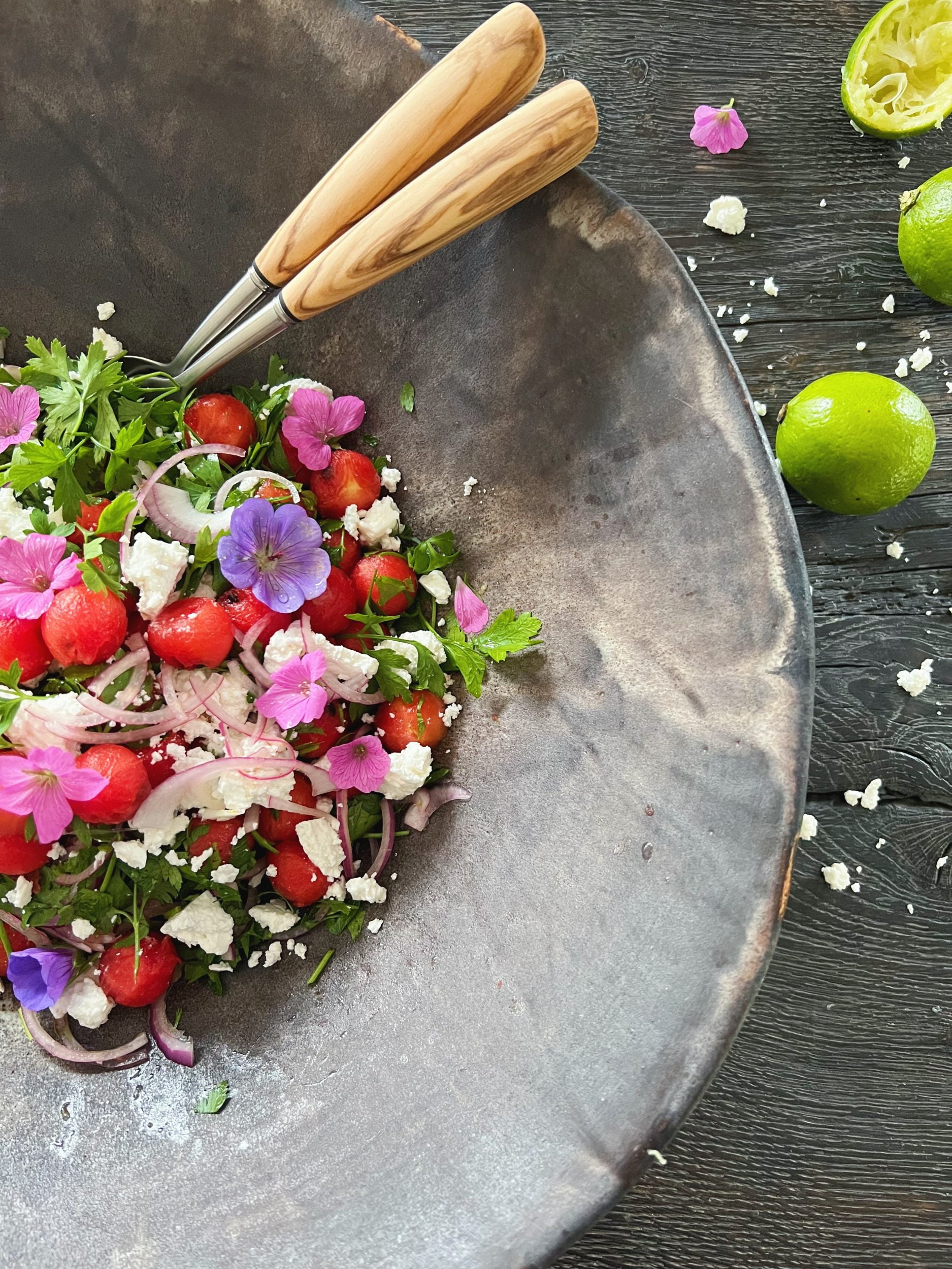 Salat med vandmelon, feta, persille & letmarineret rødløg