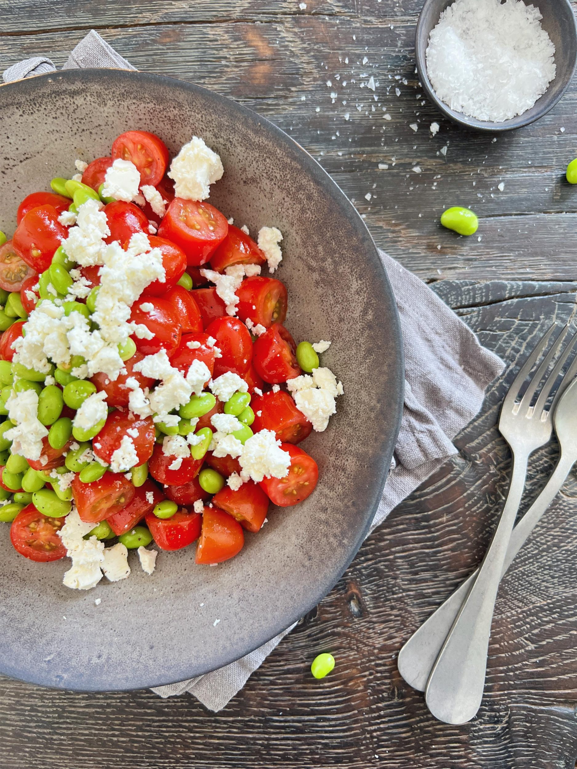 Tomatsalat med edamamebønner & smuldret feta