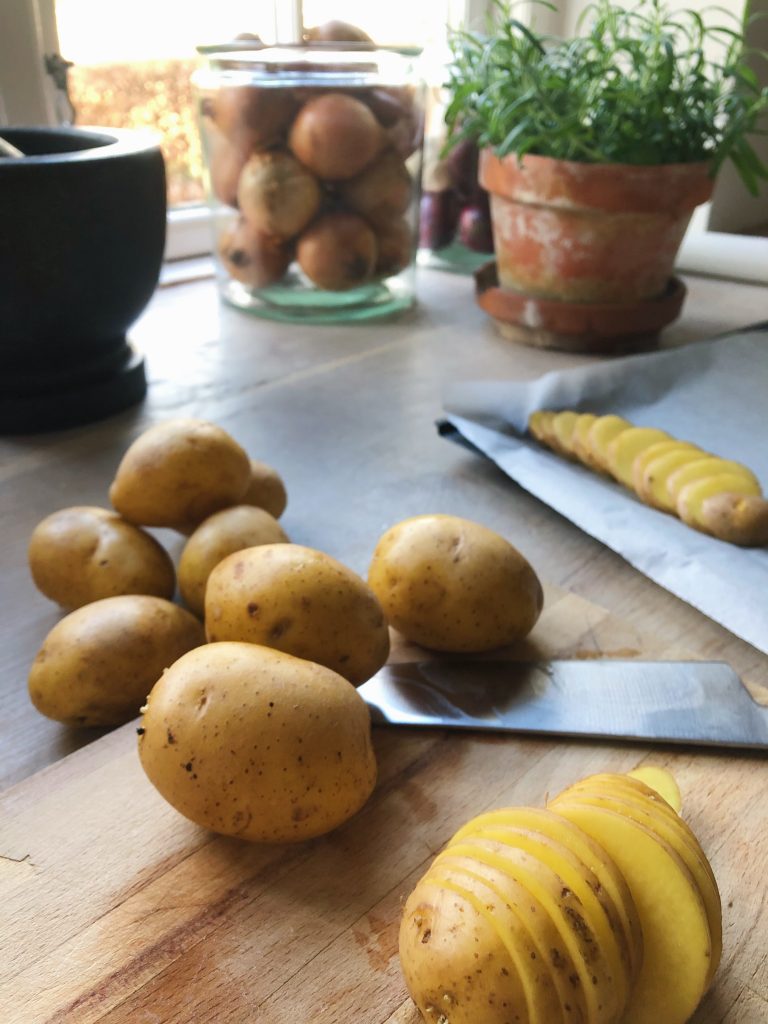 Kartoflerne der skal bruges til sprøde kartoffelskiver er ved at blive skåret i skiver