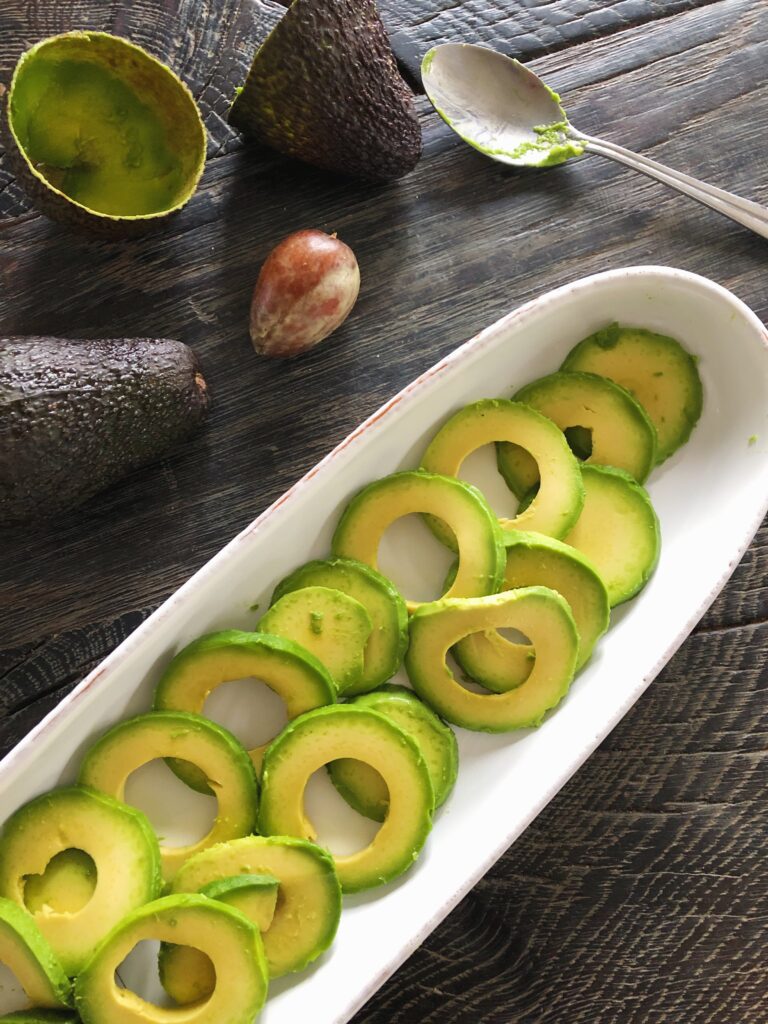 Avocado anrettet i skiver til forret med stenbiderrogn