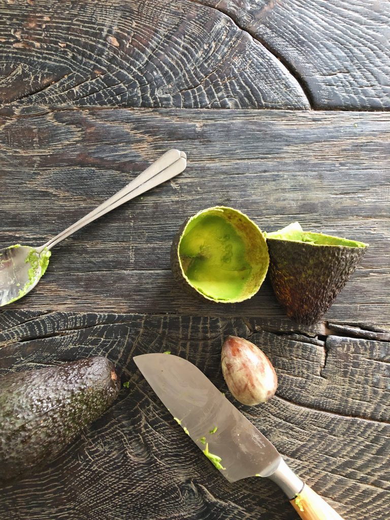 avocadoer skåret på tværs til stenbiderrogn