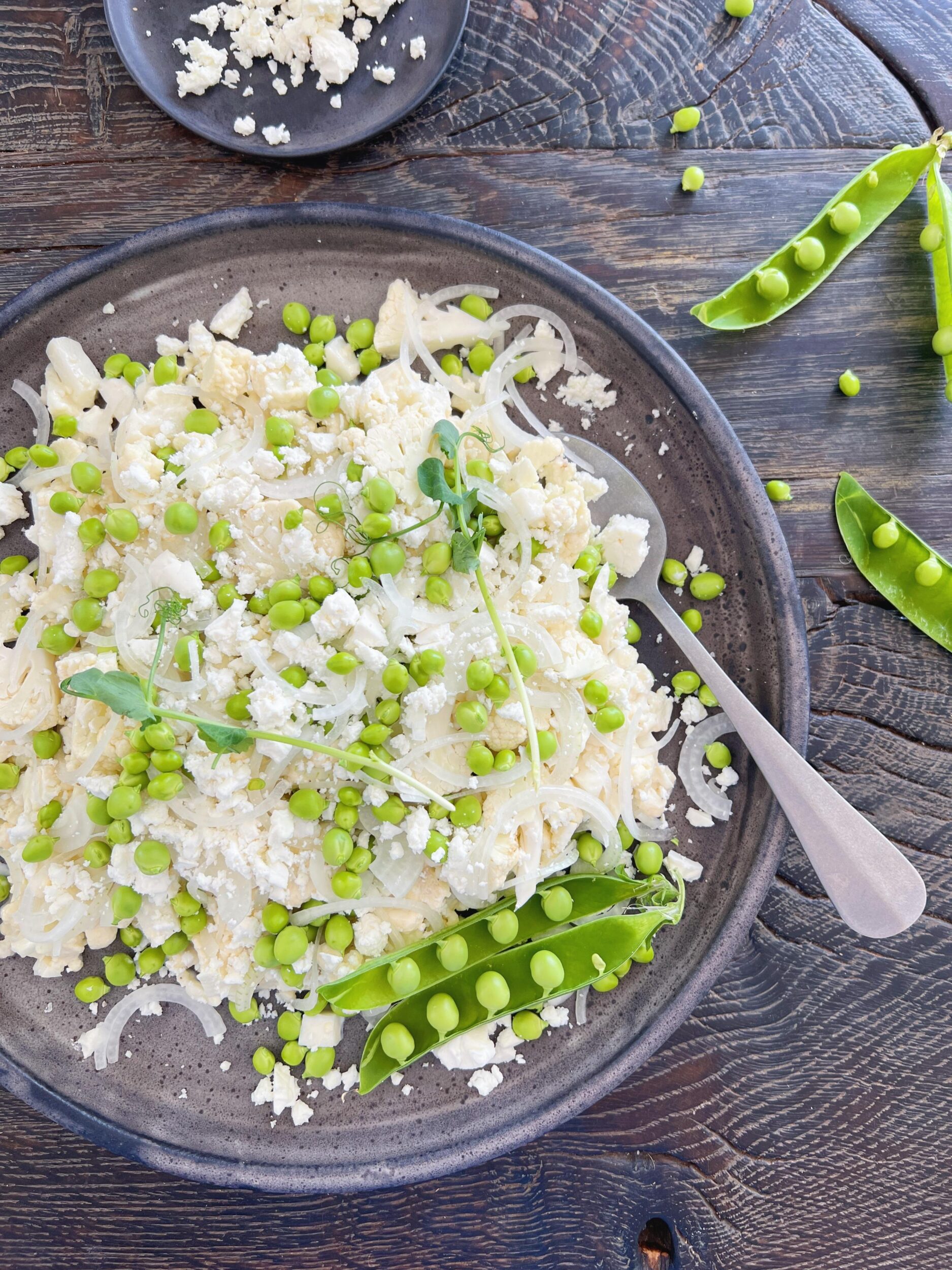 Blomkålssalat med friske ærter og cremefraiche-dressing