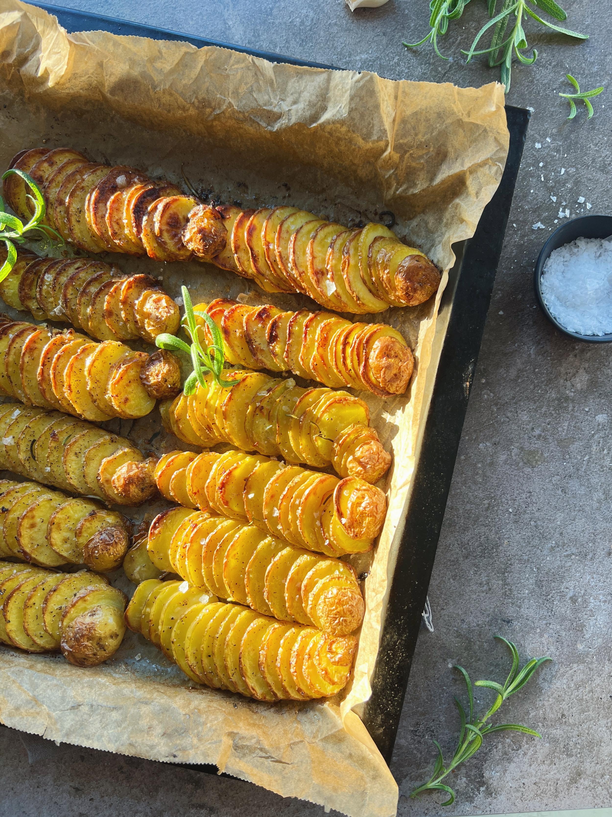 Ovnbagte spr&oslash;de kartoffelskiver i ovn