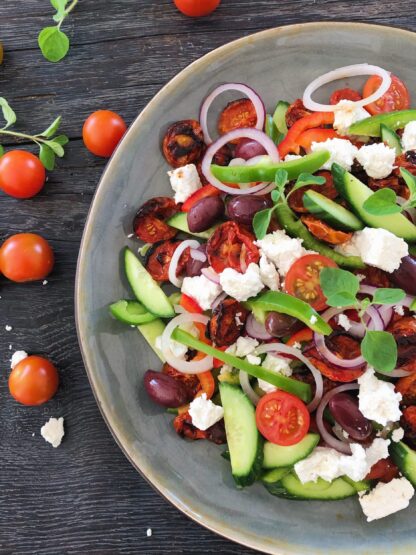 Gr&aelig;sk salat med langtidsbagte tomater