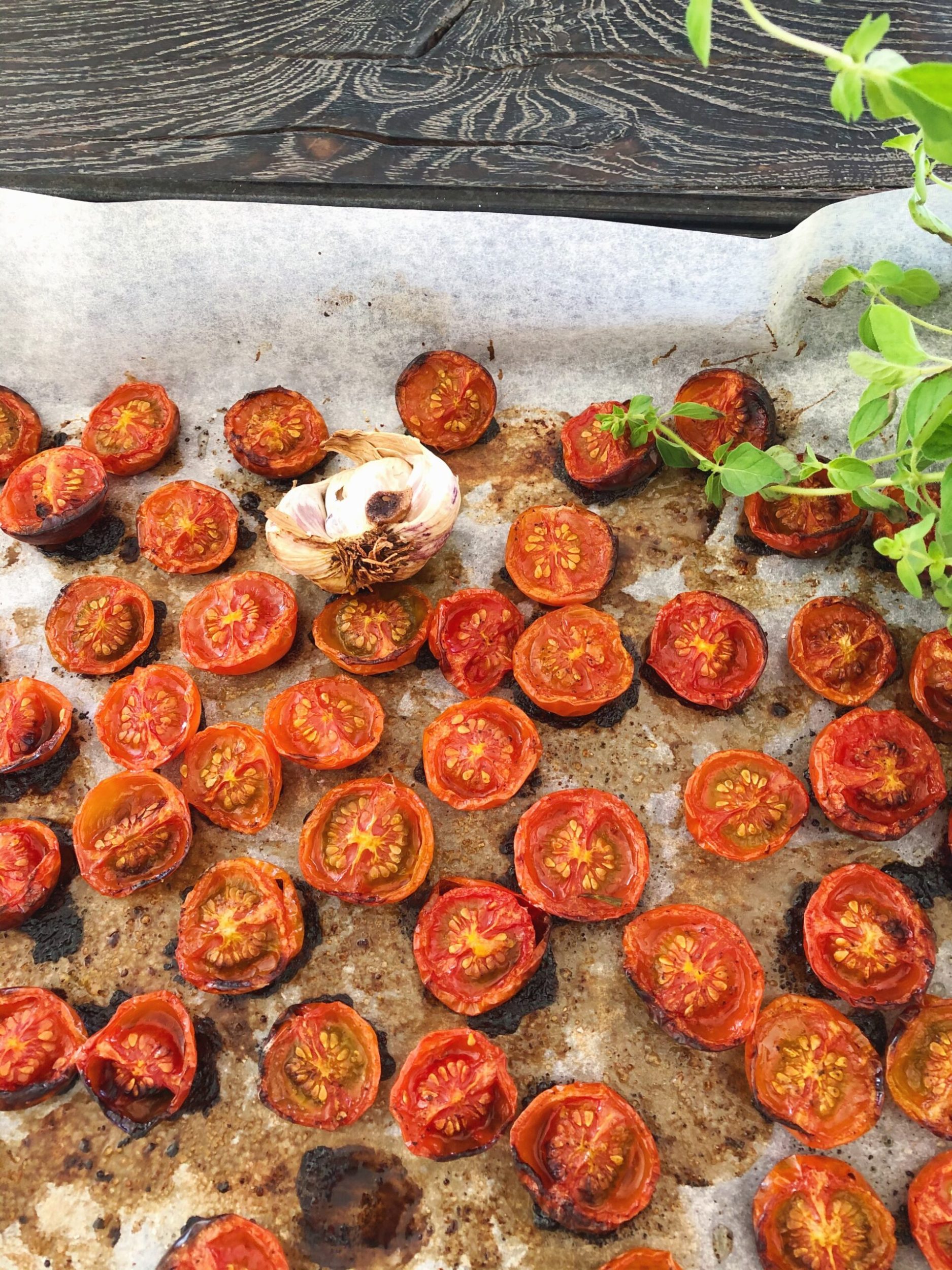 Græsk salat med langtidsbagte tomater