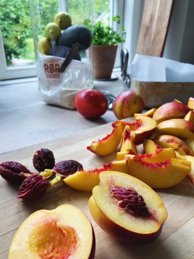 Friske ferskner (eller nektariner) skåret i både og klar til at blive bagt til en lækker dessert