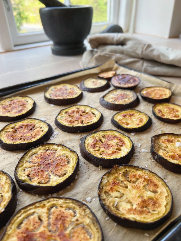 Aubergine til siciliansk inspireret salat