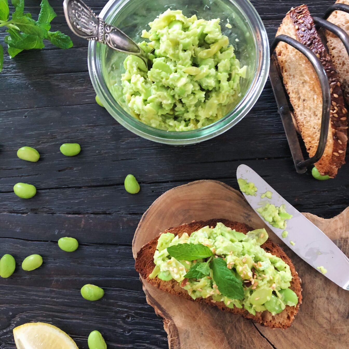 Edamame 'spread' med ristede sesamfrø & chiliflager