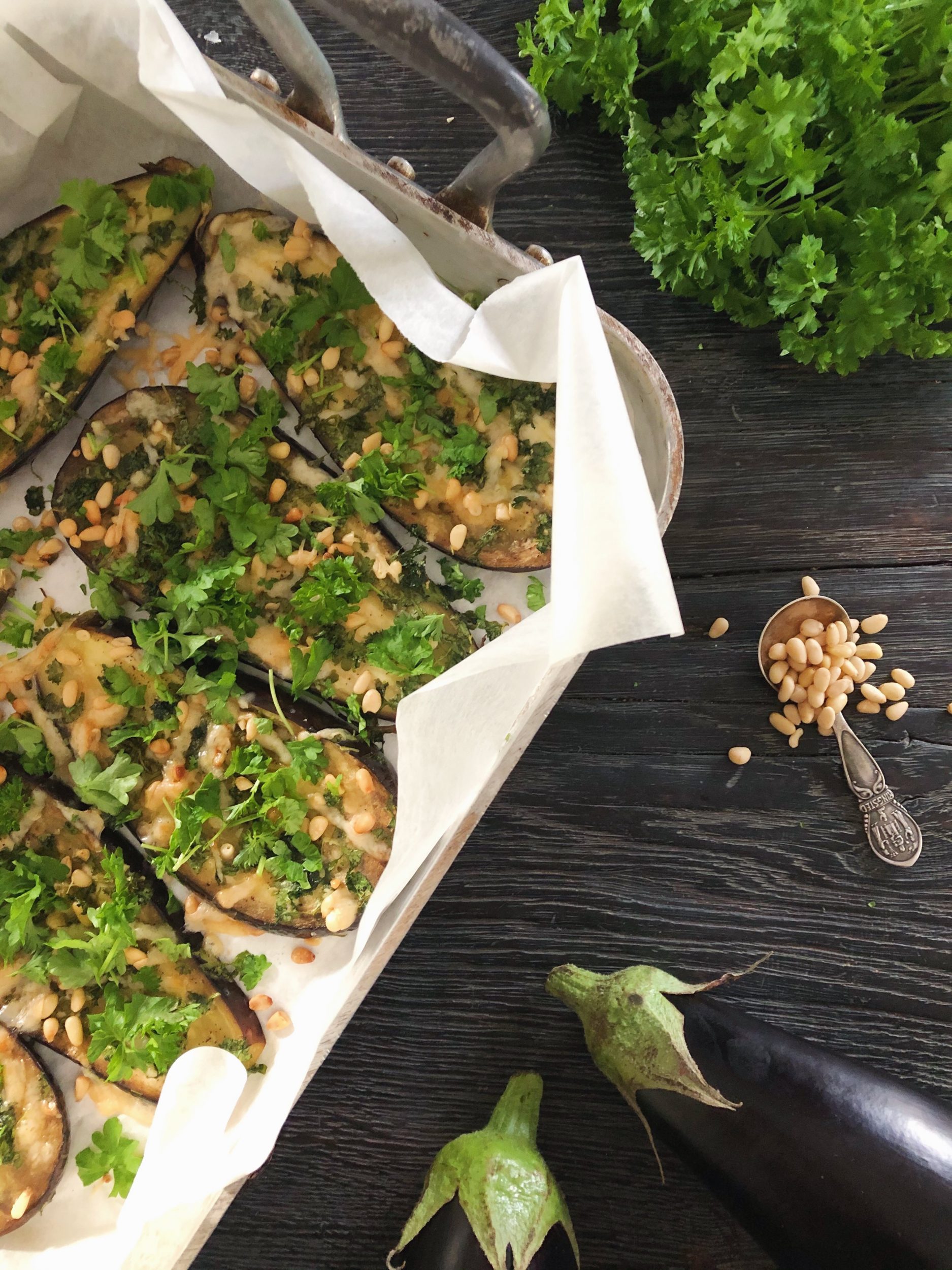 Ovnbagte aubergineskiver med persille, parmesan & ristede pinjekerner