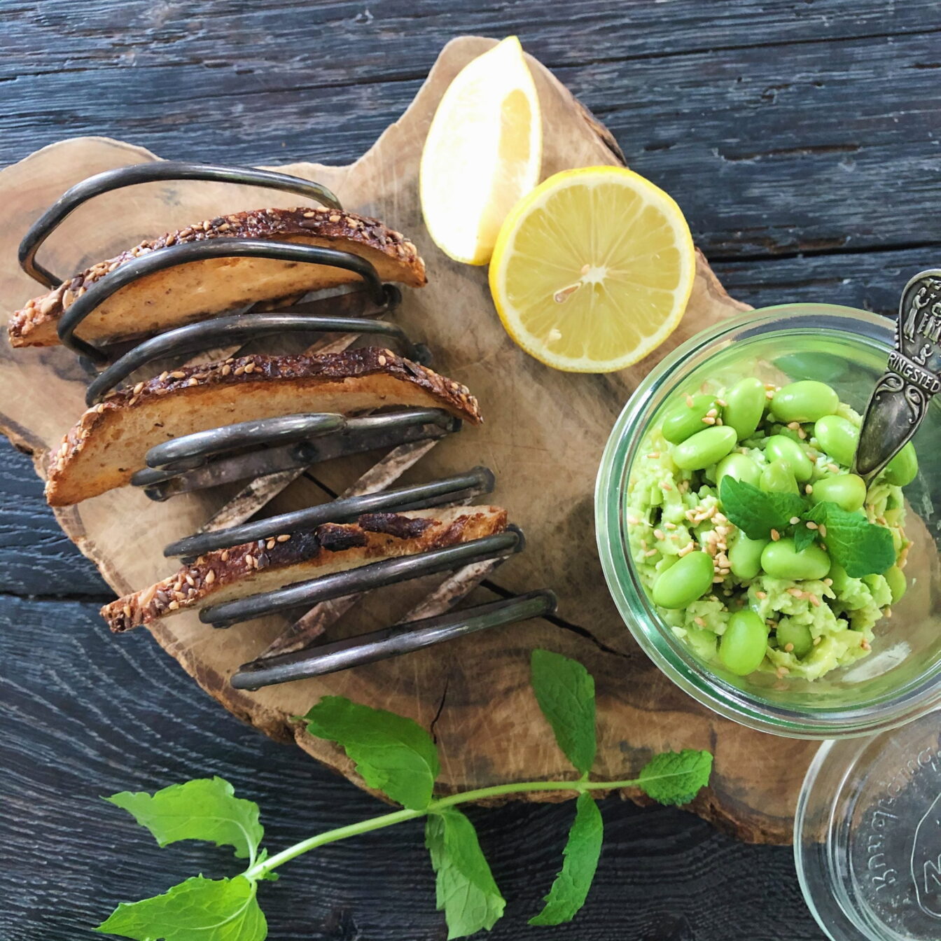 Edamame 'spread' med ristede sesamfrø & chiliflager