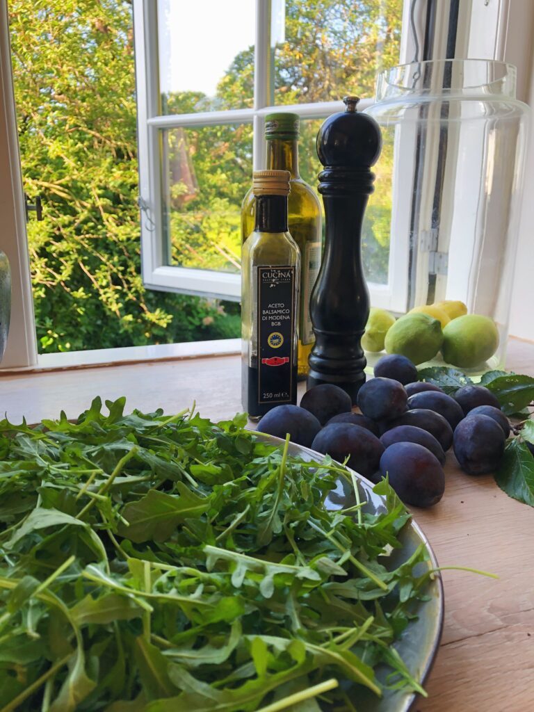 blommer-der-er-gjort-klar-til-at-komme-i-blommesalat
