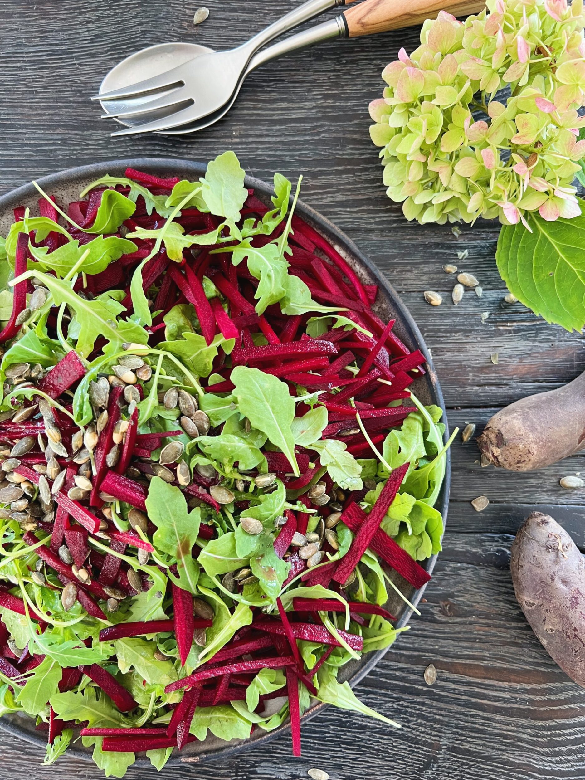 roedbedesalat-med-graeskarkerner-rucola-1