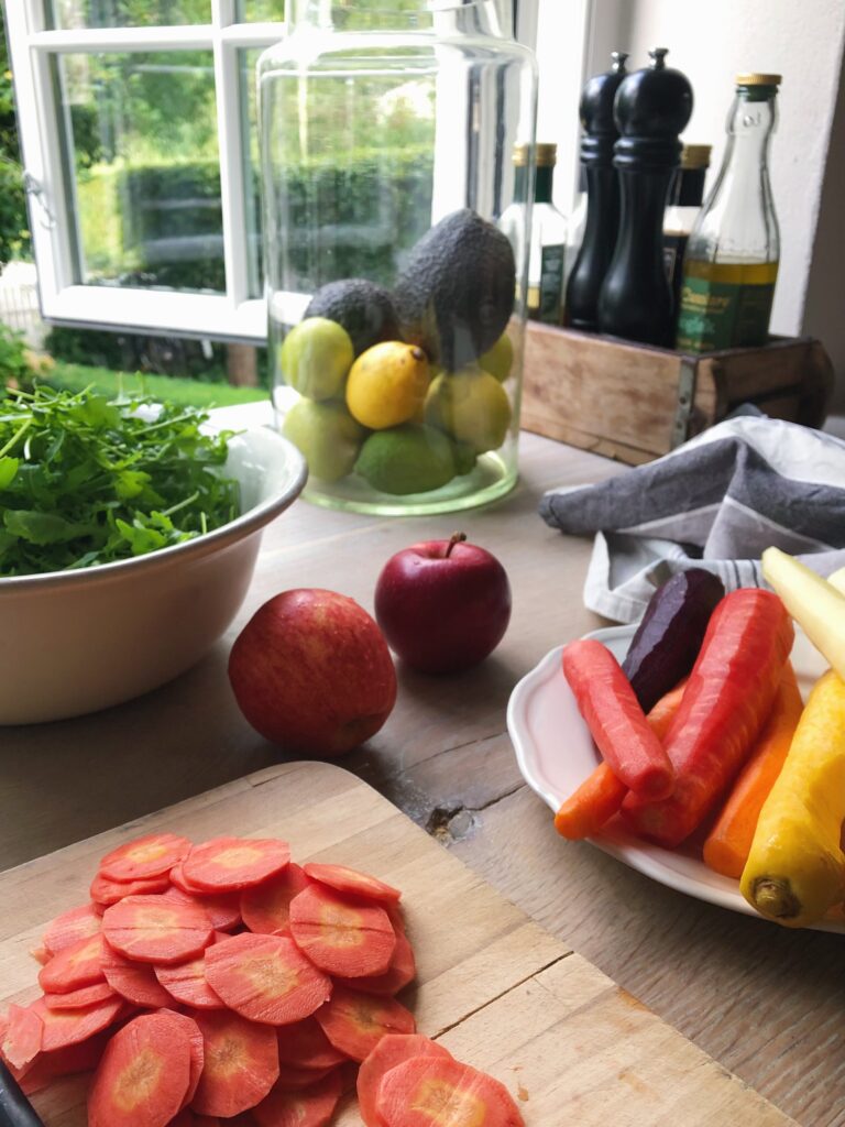 salat-med-guleroedder-under-tilberedelse