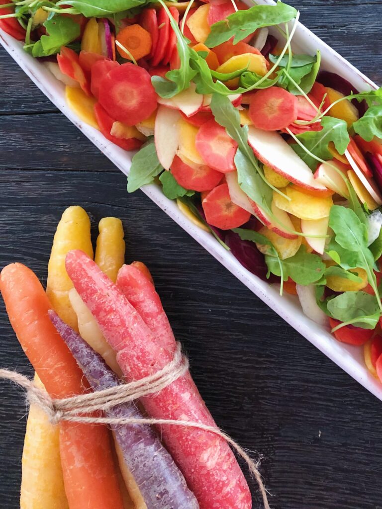 salat-med-guleroedder-hvor-de-farvede-gulroedder-er-vist