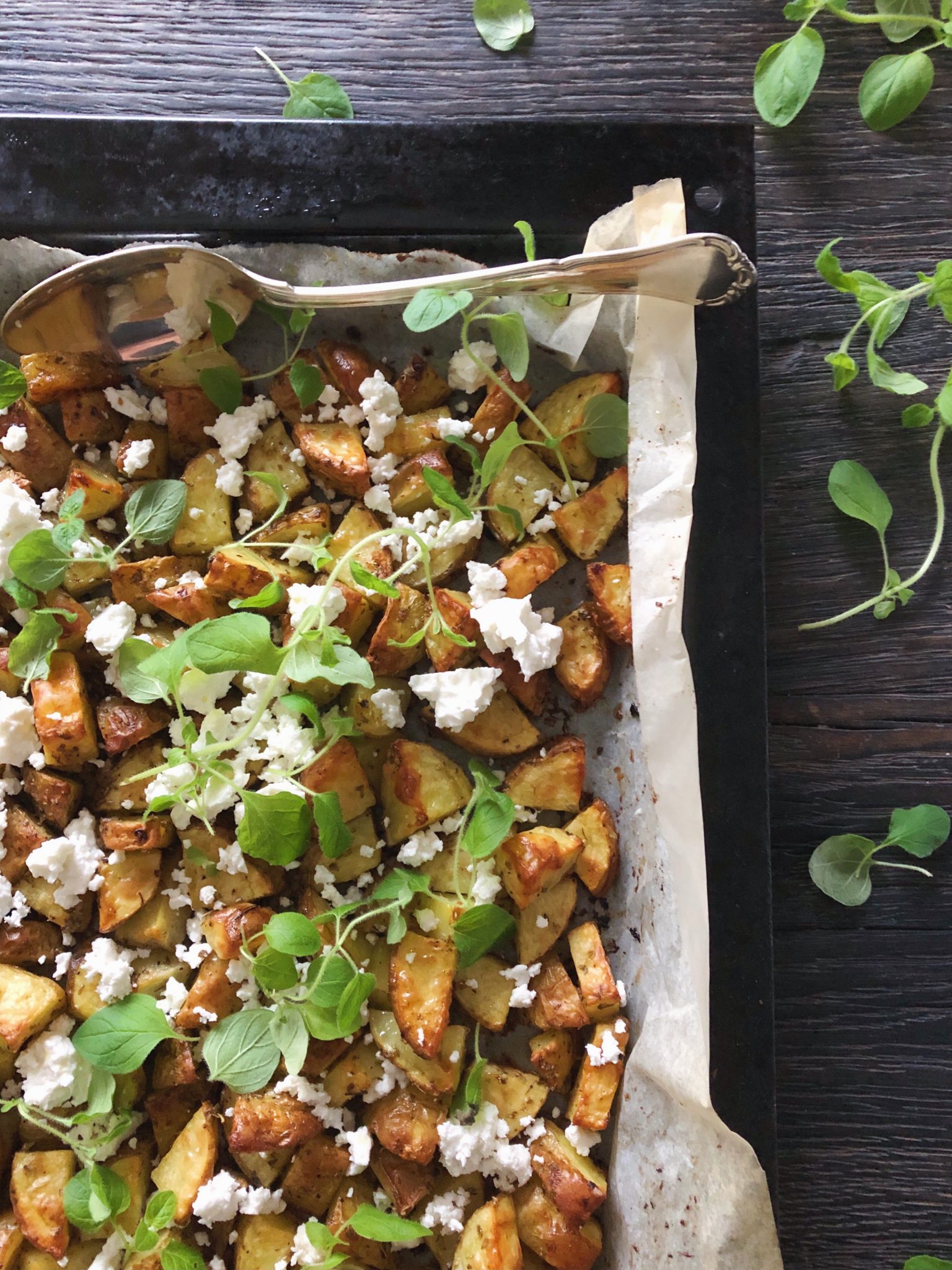 Hvidløgsristede kartofler med oregano & smuldret feta
