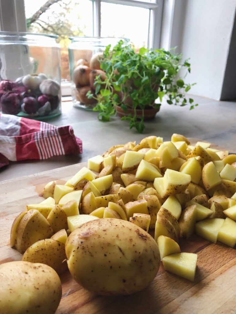 Hvidløgsristede kartofler med oregano & smuldret feta