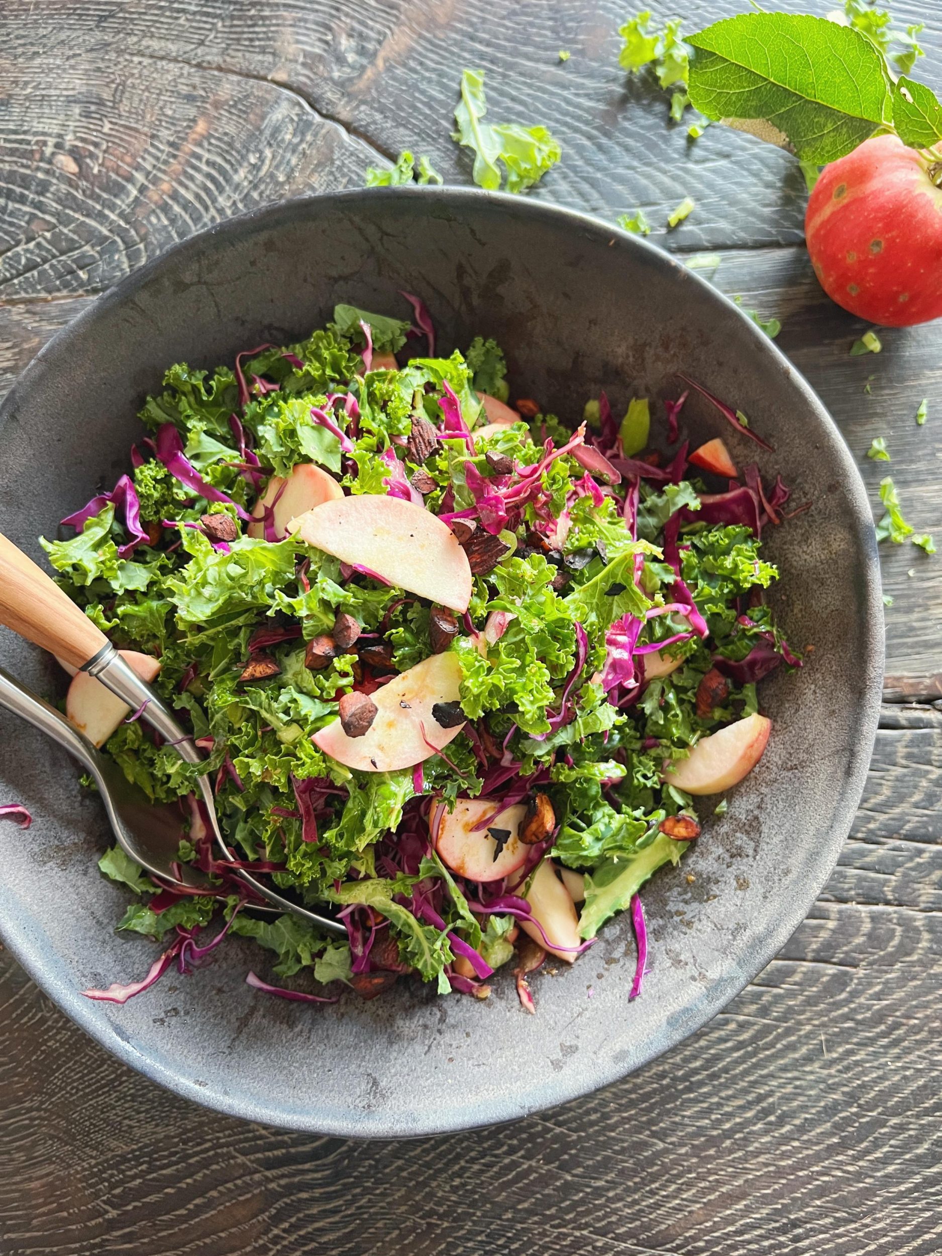 Kålsalat med sprøde soyamandler