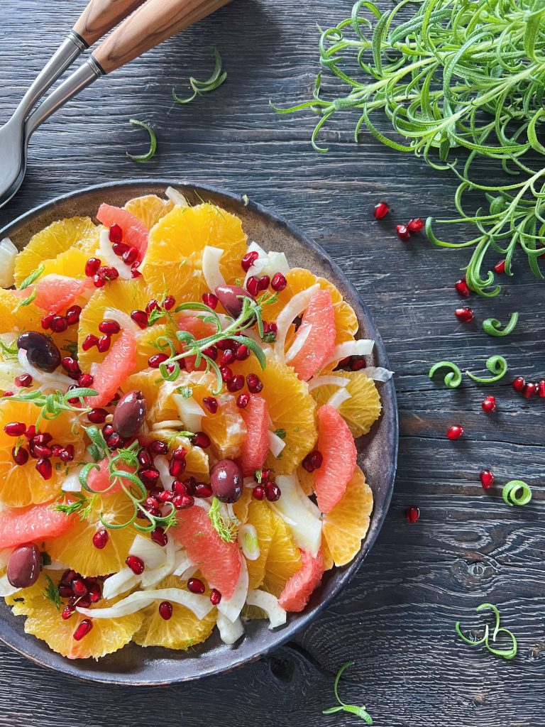 citrusfrugt-i-mange-farver-i-citrussalat-ser-smukt-ud