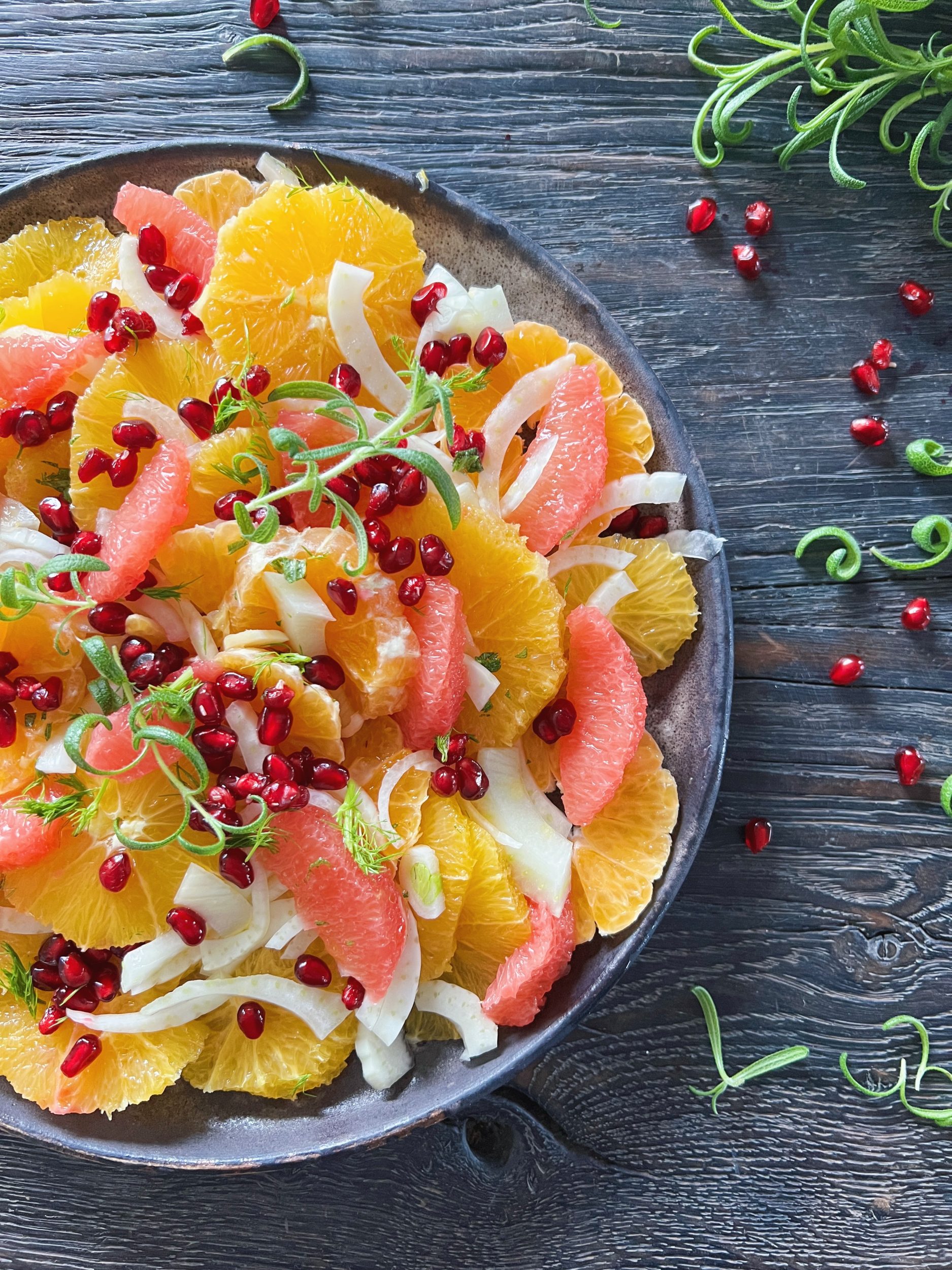 citrussalat-med-blandede-citrusfrugter-fennikel-salatloeg-oliven-rosmarindressing