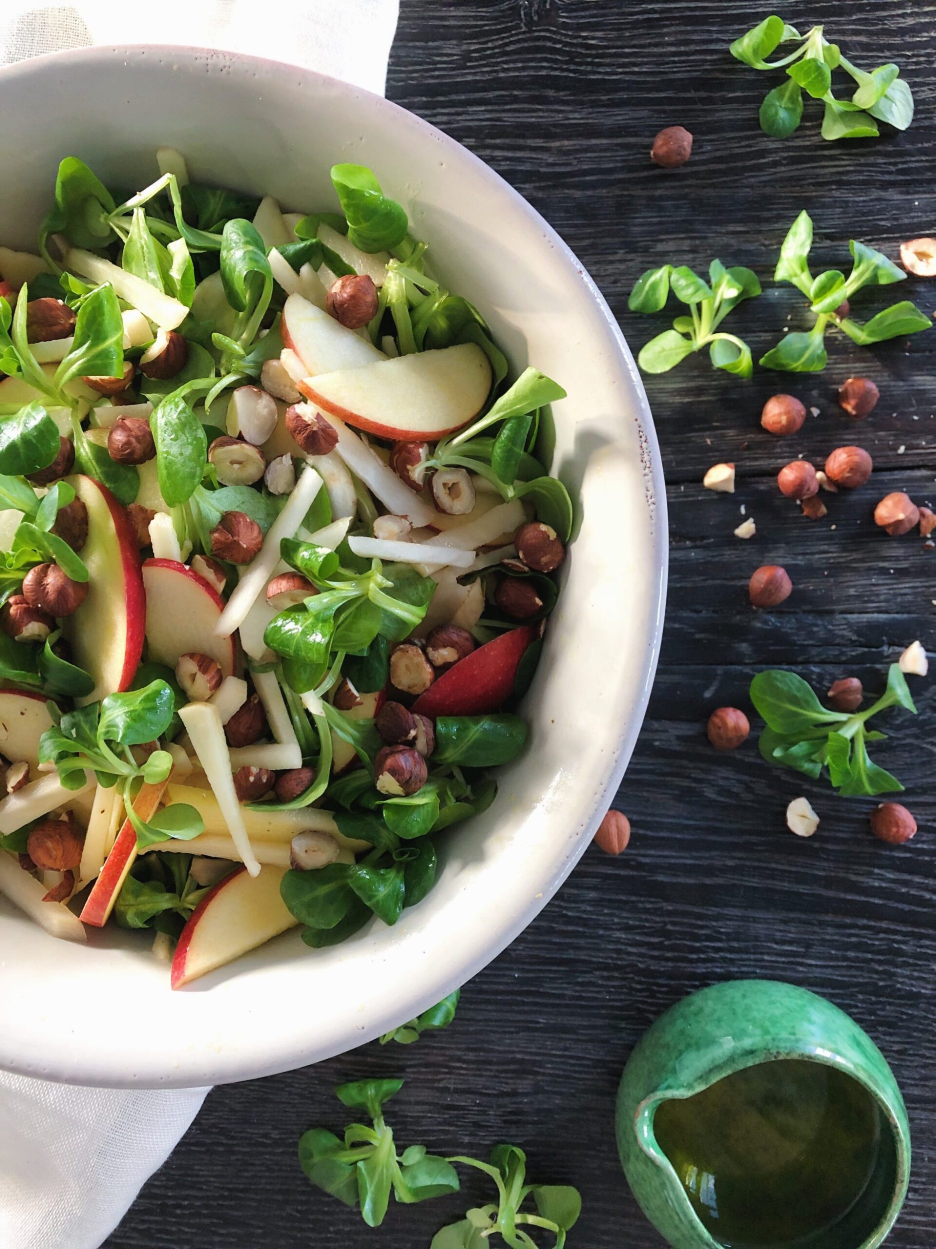Jordskokkesalat med æbler, rucola & hasselnøddekerner
