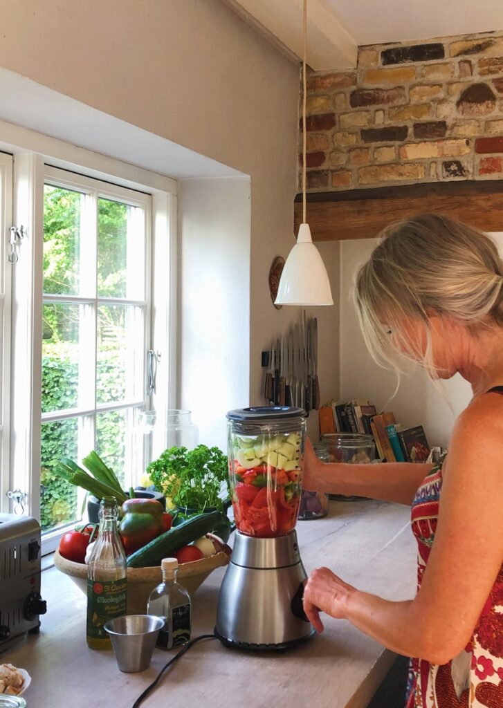 Gazpacho i sommerdag i køkkenet