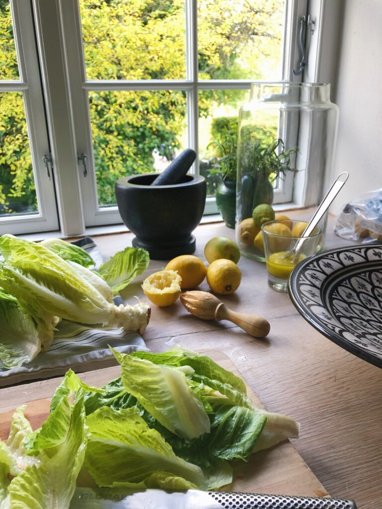 Ingredienserne til romainesalat