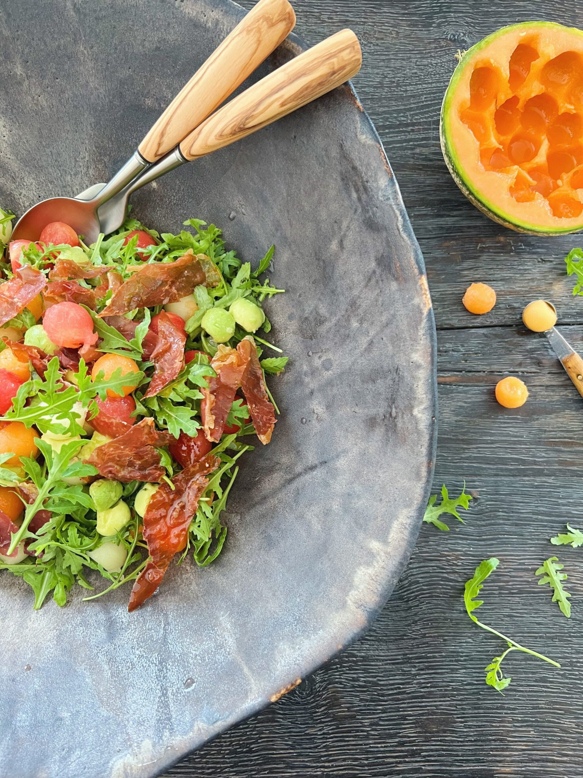 Melonsalat med sprød parmaskinke & avocado