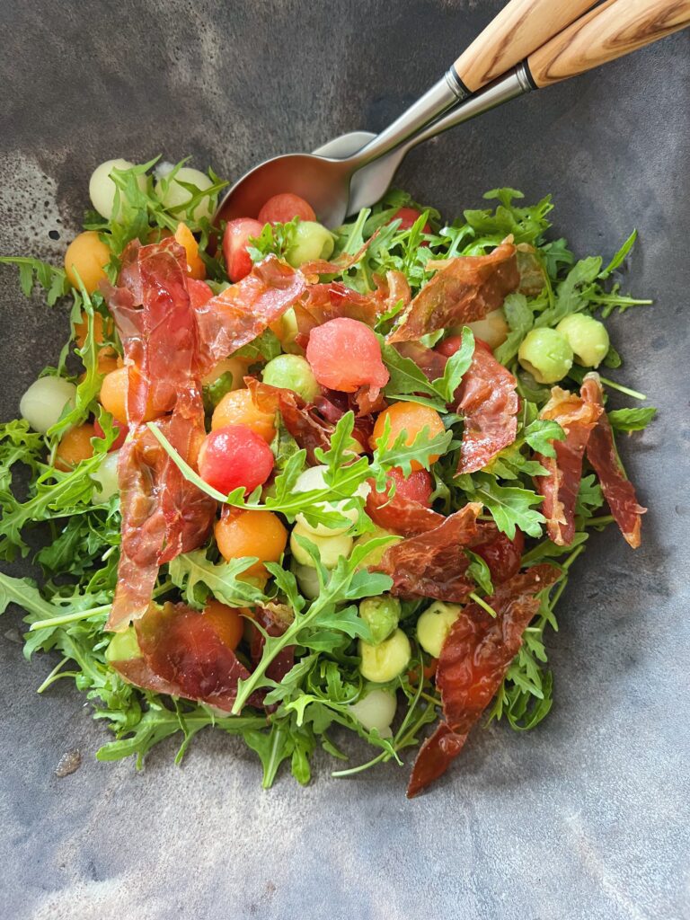 Melonsalat en farverig salat