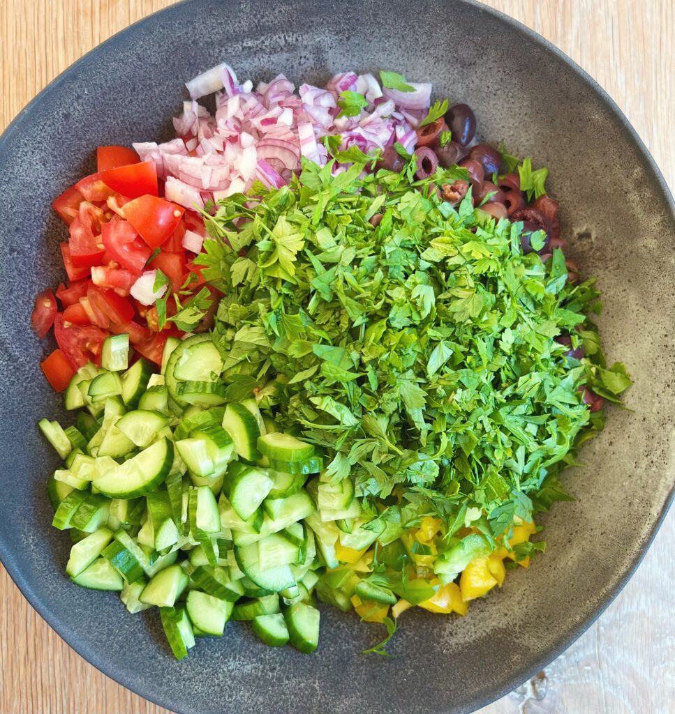 Masser af grønt i græsk salat med linser