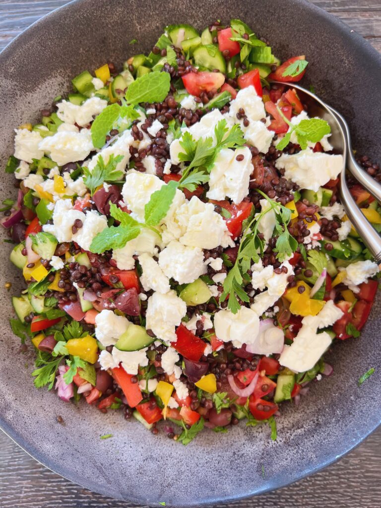 Mættende græsk salat med linser
