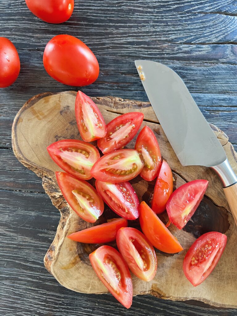 tomater-klar-til-salat-med-artiskokhjerter