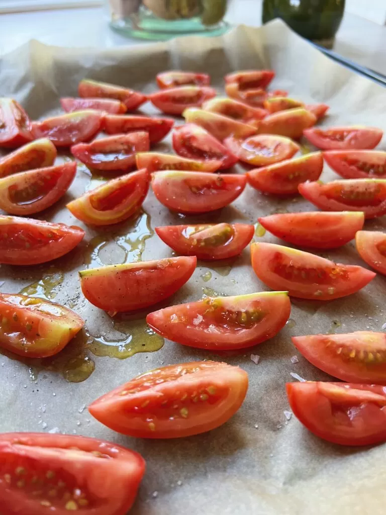 Tomater-klar-paa-bageplade-til-salat-med-artiskokhjerter