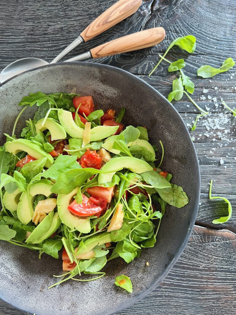 salat-med-artiskokhjerter-og-avocado-i